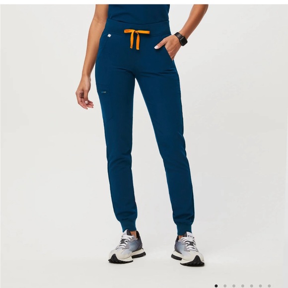 Figs Zamora jogger and Catarina top - Picture 6 of 6